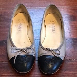 Authentic Chanel flats in light gray leather.